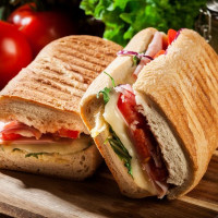 Тосты с ветчиной, сыром и помидором